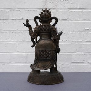 Een Chinese vergulde en gelakte bronzen figuur van Weituo, Ming — foto 10