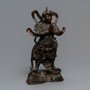 Een Chinese vergulde en gelakte bronzen figuur van Weituo, Ming — foto 1