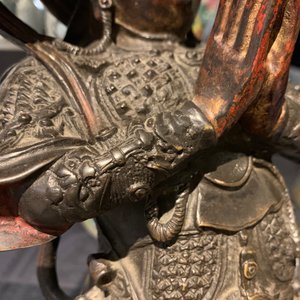 Een Chinese vergulde en gelakte bronzen figuur van Weituo, Ming — foto 17