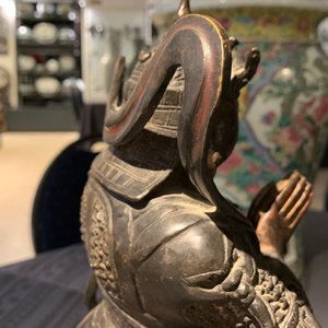 Een Chinese vergulde en gelakte bronzen figuur van Weituo, Ming — foto 19