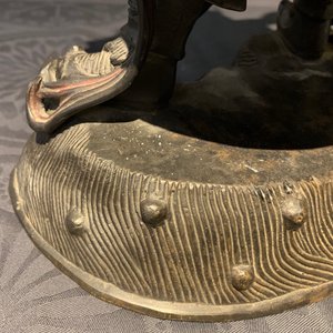 Een Chinese vergulde en gelakte bronzen figuur van Weituo, Ming — foto 22
