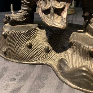 Een Chinese vergulde en gelakte bronzen figuur van Weituo, Ming — foto 25