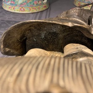 Een Chinese vergulde en gelakte bronzen figuur van Weituo, Ming — foto 29