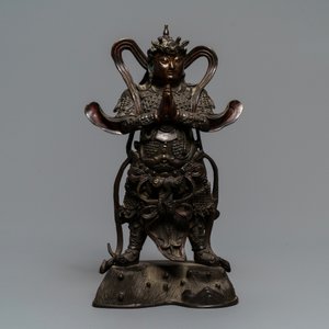 Een Chinese vergulde en gelakte bronzen figuur van Weituo, Ming — foto 3