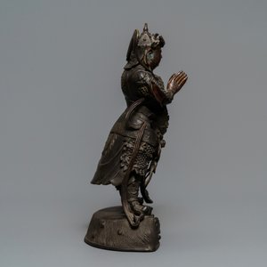 Een Chinese vergulde en gelakte bronzen figuur van Weituo, Ming — foto 6
