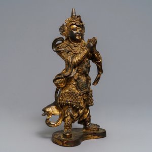 Een Chinese vergulde en gelakte bronzen figuur van Weituo, Ming — foto 1