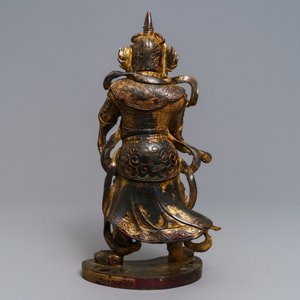 Een Chinese vergulde en gelakte bronzen figuur van Weituo, Ming — foto 4