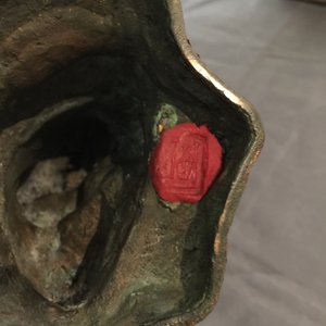 Een Chinese vergulde en gelakte bronzen groep van Guanyin met een kind, 18e eeuw — foto 13