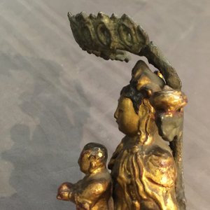 Een Chinese vergulde en gelakte bronzen groep van Guanyin met een kind, 18e eeuw — foto 9