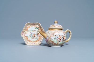 Een Chinese vergulde famille rose theepot op pattipan met een jachtdecor, Qianlong