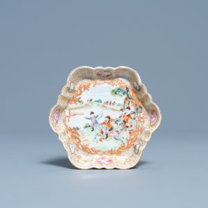 Een Chinese vergulde famille rose theepot op pattipan met een jachtdecor, Qianlong — foto 2