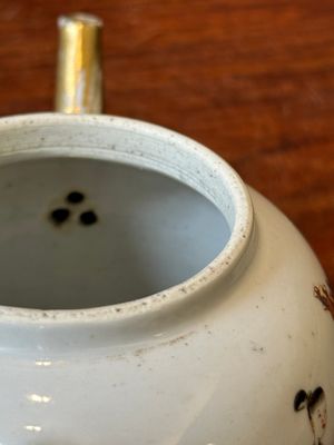 Een Chinese vergulde famille rose theepot, Yongzheng — foto 11