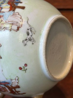 Een Chinese vergulde famille rose theepot, Yongzheng — foto 16