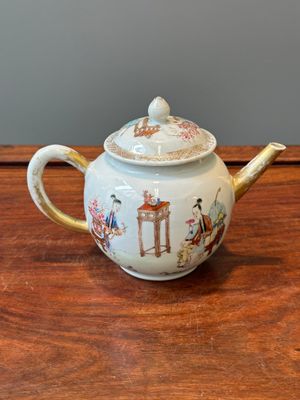 Een Chinese vergulde famille rose theepot, Yongzheng — foto 3