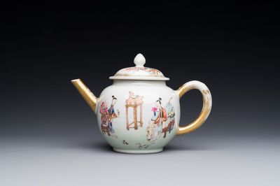 Een Chinese vergulde famille rose theepot, Yongzheng