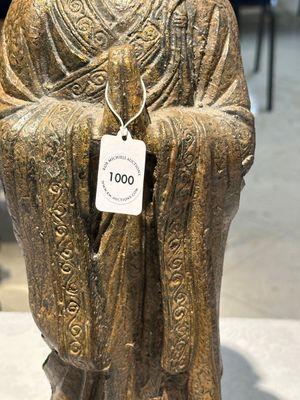 Een Chinese vergulde gietijzeren figuur van een staande monnik, Ming — foto 3