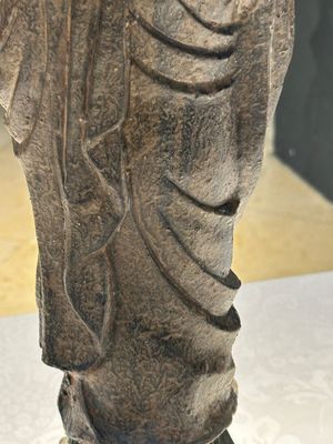 Een Chinese vergulde gietijzeren figuur van een staande monnik, Ming — foto 10