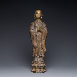 Een Chinese vergulde gietijzeren figuur van een staande monnik, Ming — foto 1