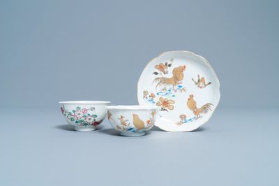 Een Chinese vergulde kop en schotel en een floraal famille rose kopje, Yongzheng