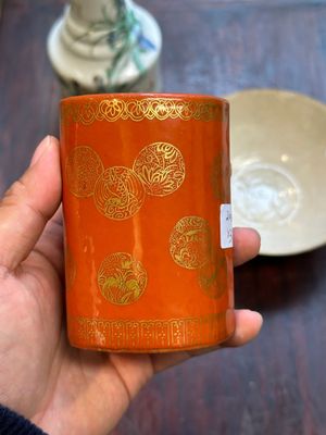 Een Chinese vergulde koraalrood geglazuurde penselenpot, een famille verte vaas en een ding-type kom, Guangxu merk, Yuan en later — foto 15
