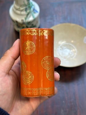Een Chinese vergulde koraalrood geglazuurde penselenpot, een famille verte vaas en een ding-type kom, Guangxu merk, Yuan en later — foto 17