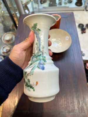 Een Chinese vergulde koraalrood geglazuurde penselenpot, een famille verte vaas en een ding-type kom, Guangxu merk, Yuan en later — foto 21