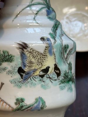 Een Chinese vergulde koraalrood geglazuurde penselenpot, een famille verte vaas en een ding-type kom, Guangxu merk, Yuan en later — foto 24