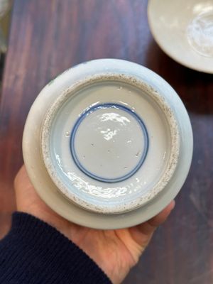 Een Chinese vergulde koraalrood geglazuurde penselenpot, een famille verte vaas en een ding-type kom, Guangxu merk, Yuan en later — foto 26
