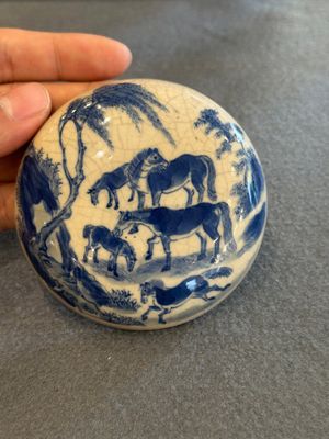 Een Chinese vergulde koraalrood geglazuurde penselenpot, een famille verte vaas en een ding-type kom, Guangxu merk, Yuan en later — foto 6