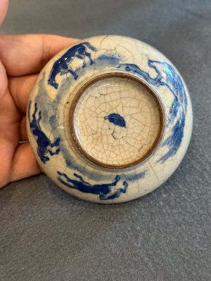 Een Chinese vergulde koraalrood geglazuurde penselenpot, een famille verte vaas en een ding-type kom, Guangxu merk, Yuan en later — foto 9