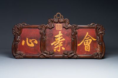 Een Chinese vergulde, zwart-rood gelakte huali houten plaquette met 'Hui Su Xin 會素心', Kangxi merk en mogelijk periode