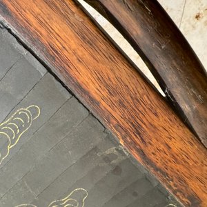 Een Chinese vergulde, zwart-rood gelakte huali houten plaquette met 'Hui Su Xin 會素心', Kangxi merk en mogelijk periode — foto 36