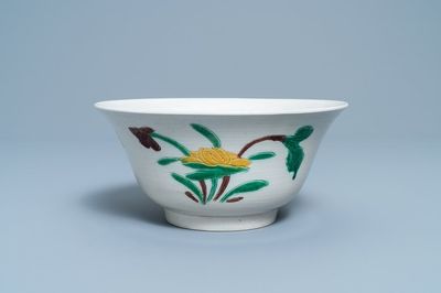 Een Chinese verte biscuit 'brinjal' kom met floraal decor, Kangxi