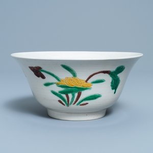 Een Chinese verte biscuit 'brinjal' kom met floraal decor, Kangxi — foto 1