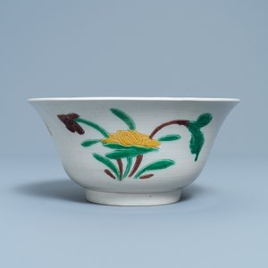 Een Chinese verte biscuit 'brinjal' kom met floraal decor, Kangxi — foto 4