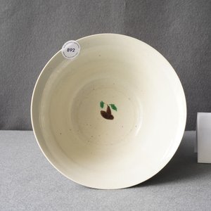 Een Chinese verte biscuit 'brinjal' kom met floraal decor, Kangxi — foto 10