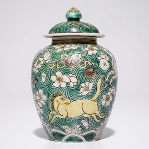 Een Chinese verte biscuit dekselpot met decor van paarden, Kangxi — foto 3
