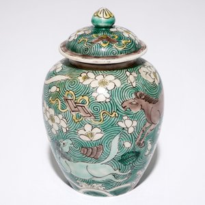 Een Chinese verte biscuit dekselpot met decor van paarden, Kangxi — foto 7