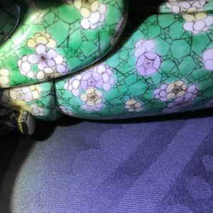 Een Chinese verte biscuit figuur op latere sokkel en een vierkante vaas, Kangxi en later — foto 12