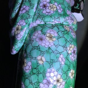 Een Chinese verte biscuit figuur op latere sokkel en een vierkante vaas, Kangxi en later — foto 15