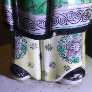 Een Chinese verte biscuit figuur op latere sokkel en een vierkante vaas, Kangxi en later — foto 20