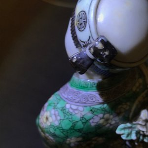 Een Chinese verte biscuit figuur op latere sokkel en een vierkante vaas, Kangxi en later — foto 23