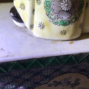 Een Chinese verte biscuit figuur op latere sokkel en een vierkante vaas, Kangxi en later — foto 24
