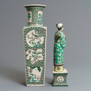 Een Chinese verte biscuit figuur op latere sokkel en een vierkante vaas, Kangxi en later — foto 3