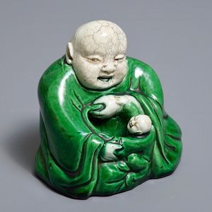Een Chinese verte biscuit figuur van Boeddha met een kind, Kangxi — foto 1