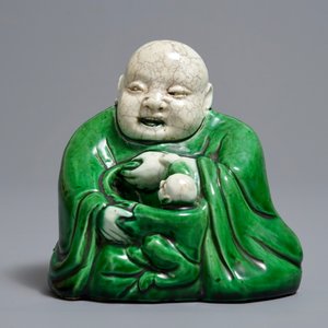Een Chinese verte biscuit figuur van Boeddha met een kind, Kangxi — foto 2