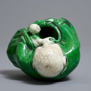 Een Chinese verte biscuit figuur van Boeddha met een kind, Kangxi — foto 6