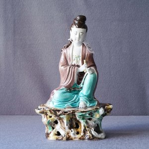 Een Chinese verte biscuit figuur van Boeddha op een rots, zegelmerk, Republiek — foto 12
