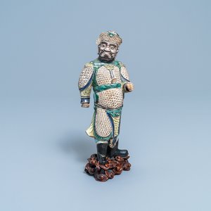 Een Chinese verte biscuit figuur van een Guandi, Kangxi — foto 1