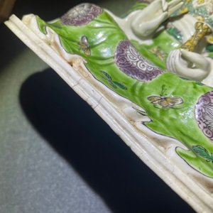 Een Chinese verte biscuit figuur van Guanyin op lotustroon, Kangxi — foto 12